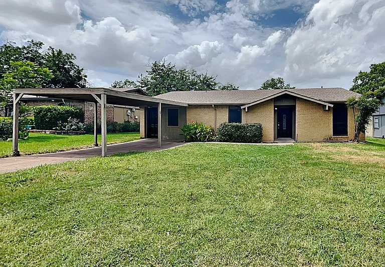 1913 Briarwood Dr — Photo 1