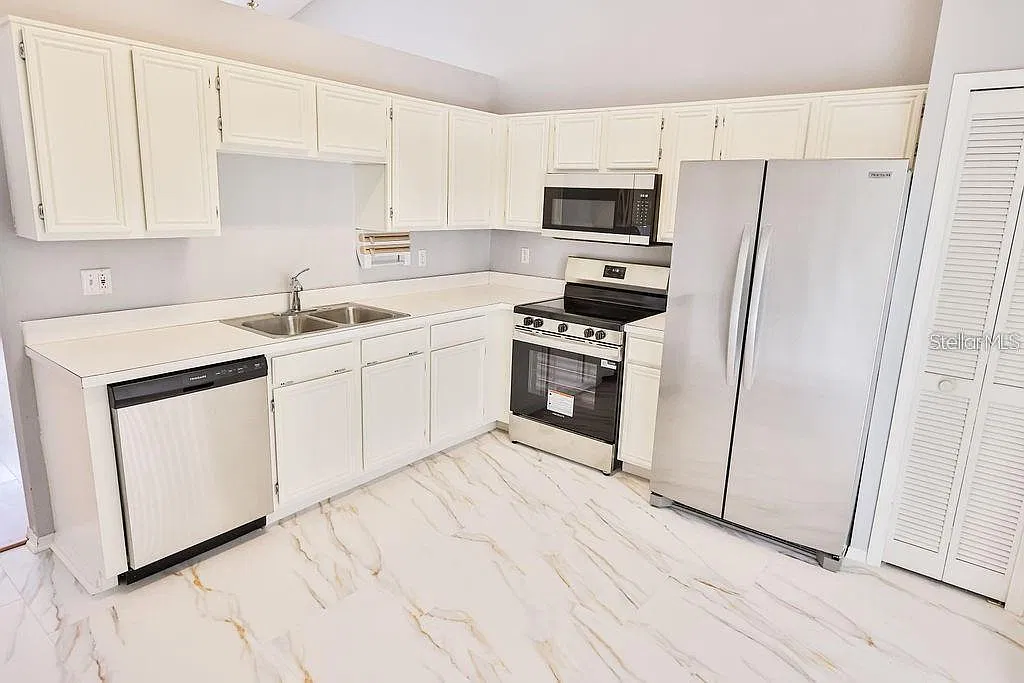 3 bed, 2.0 bath, 1310 sqft, $2,295 — Photo 3