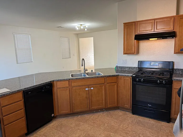 9206 Valley Betica Ave — Photo 2