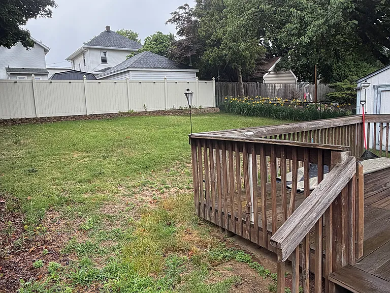 520 Henry St — Photo 11