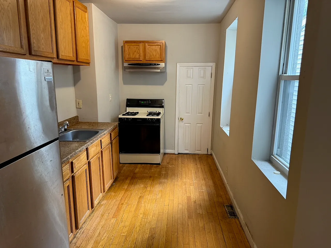 2 bed, 900 sqft, $1,100 — Photo 2
