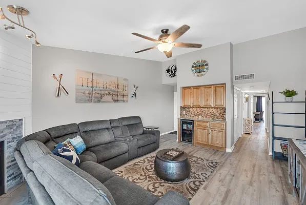 3 bed, 1232 sqft, $2,700 — Photo 4