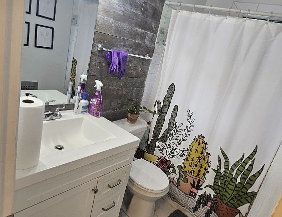 332 Lucerne Full bathroom