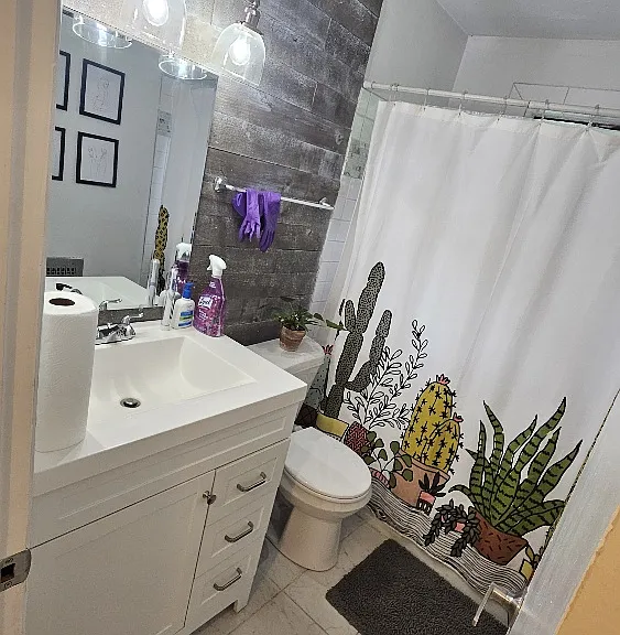 332 Lucerne Full bathroom
