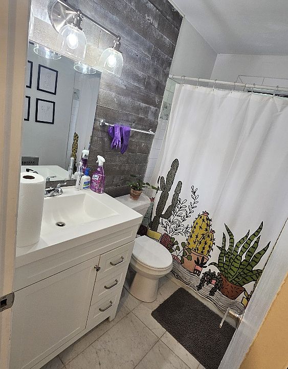 332 Lucerne Full bathroom