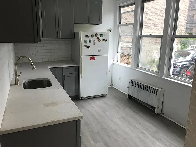 20 Duncan Ave — Photo 4