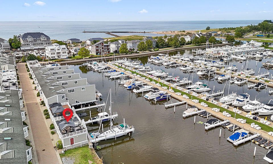 1st image of 33 Harbor Isle Dr