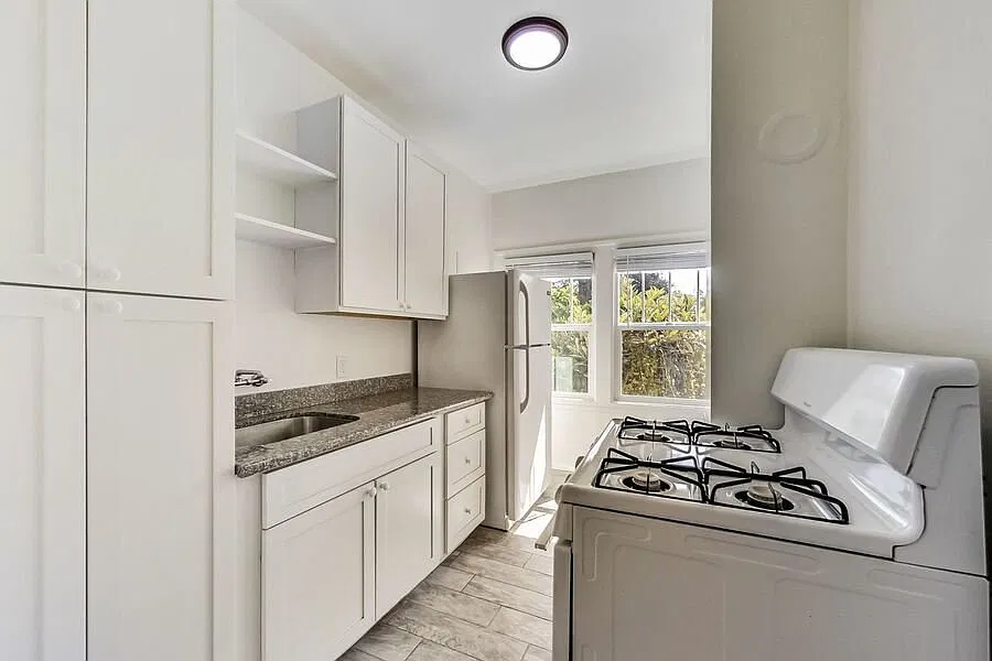 Bright remodeled studio in quiet location — Photo 4