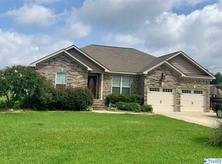215 Creekside Cir, Gadsden, AL 35901