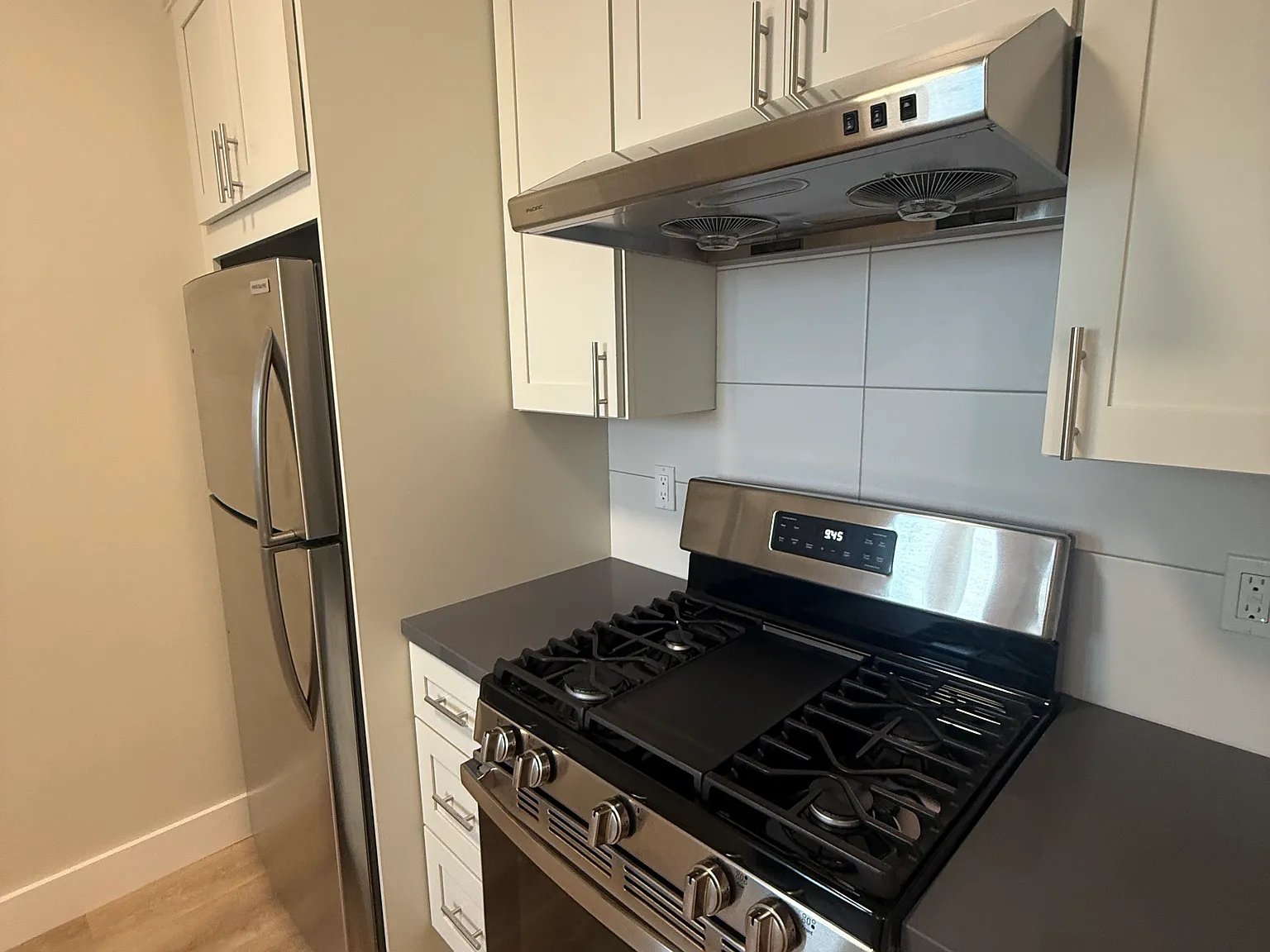 3 bed, 1.5 bath, 1200 sqft, $7,100 — Photo 2