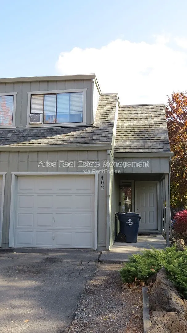 2 bed, 1.0 bath, 918 sqft, $2,350 — Photo 1