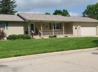 17 Williamsburg Cir, Mason City, IA 50401