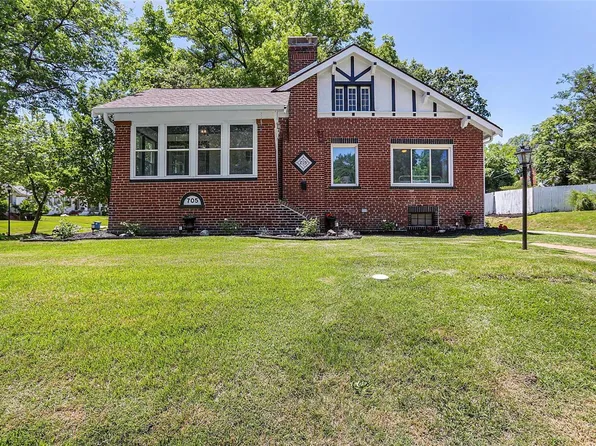 705 N Hills Dr, Saint Louis, MO 63121