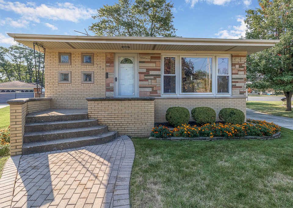 1st image of 733 Caryn Cir