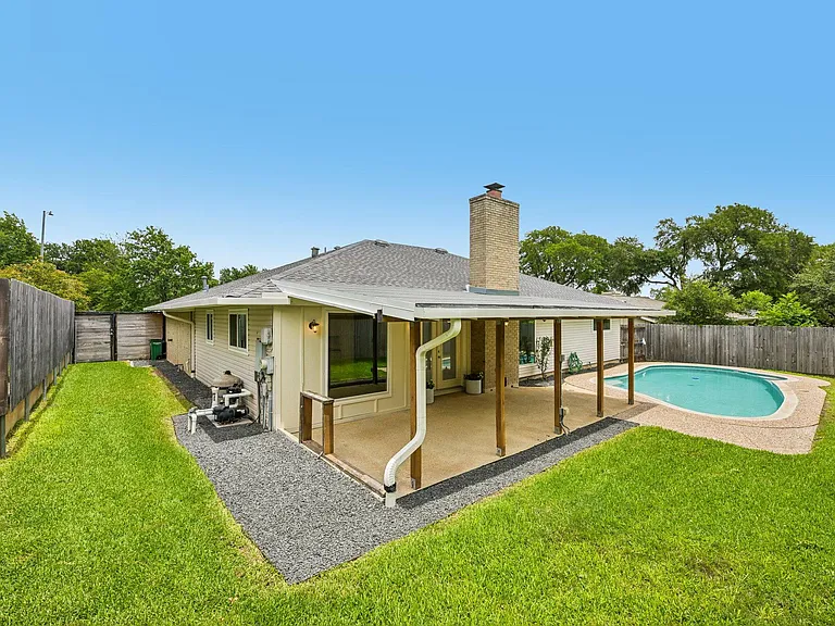 2717 Charlesworth Dr — Photo 38