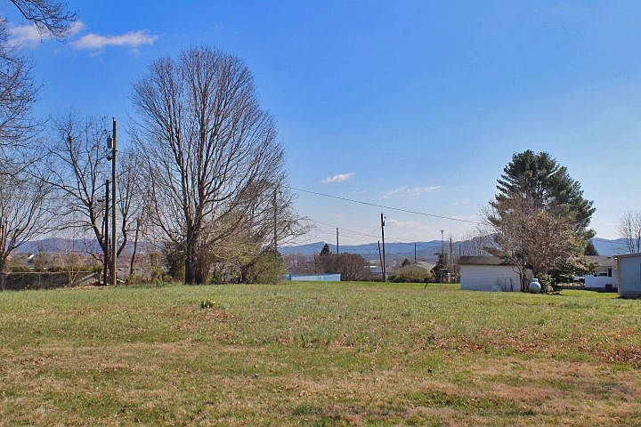 1st image of 328 Meadow Dr