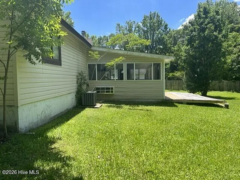 1312 Wolf Swamp Rd — Photo 20