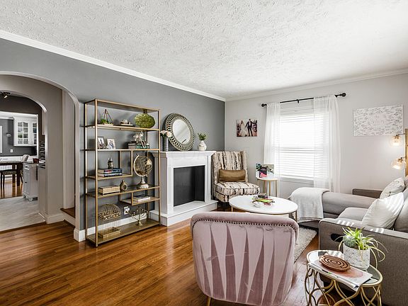 3rd image of 414 E Royal Forest Blvd