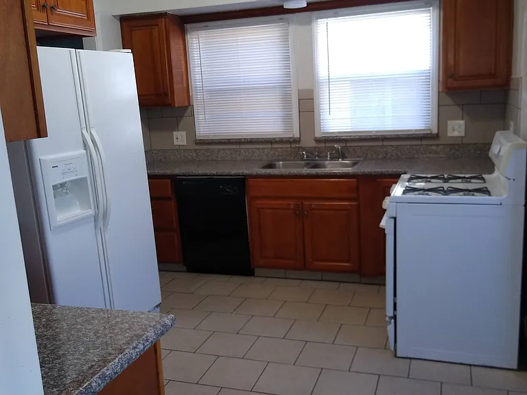 1011 E Clinton Ave — Photo 2