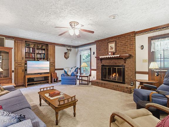 2nd image of 103 Quartre Circle
