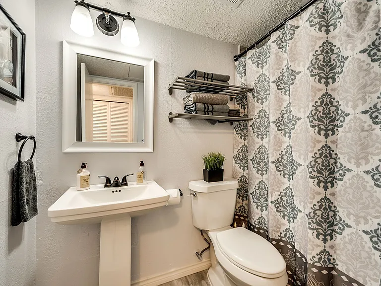 Evergreen St — Photo 10