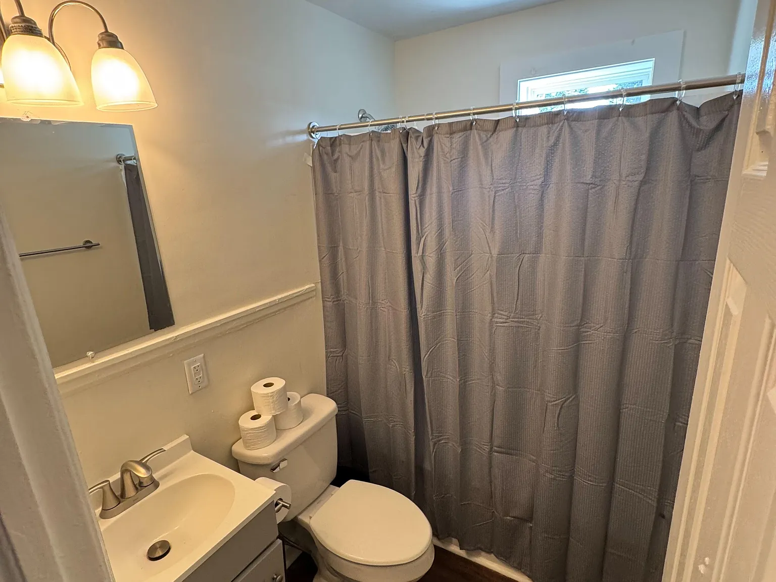 3 bed, 1.0 bath, 1000 sqft, $819 — Photo 2