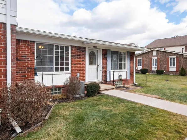 34744 W Lake Dr, Harrison Township, MI 48045