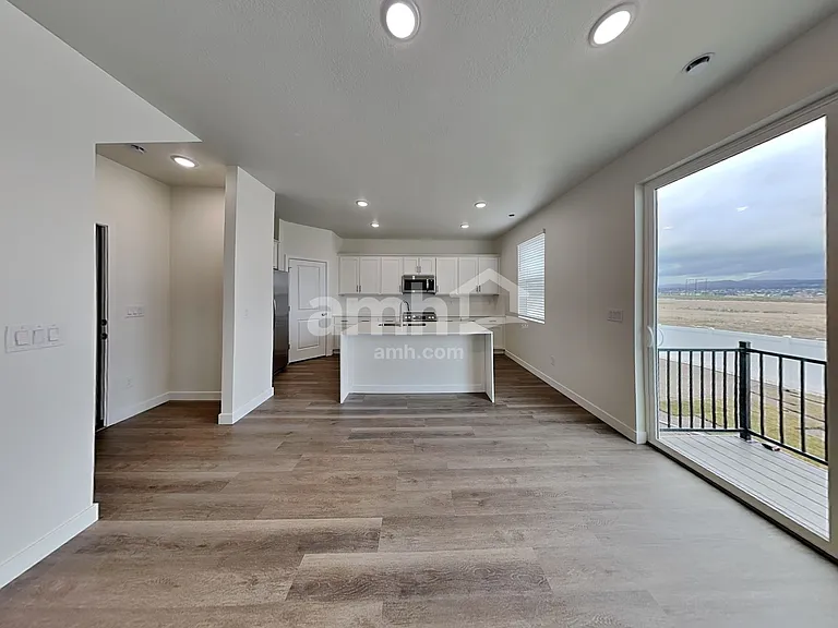 1284 W Mahogany St — Photo 4