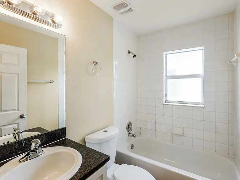 2320 Douglas St — Photo 15