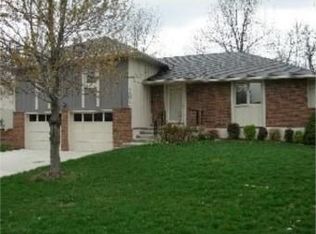 1504 SE Oak Ridge Dr, Oak Grove, MO 64075