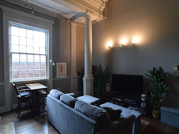 2nd image of 7 Crombie St Unit 11