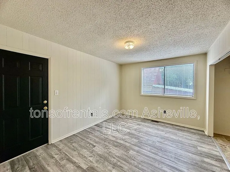 2604 Hendersonville Rd — Photo 11