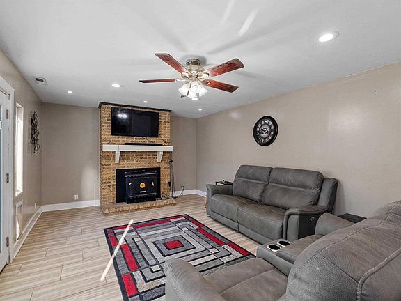 4th image of 515 Hillcrest Cir