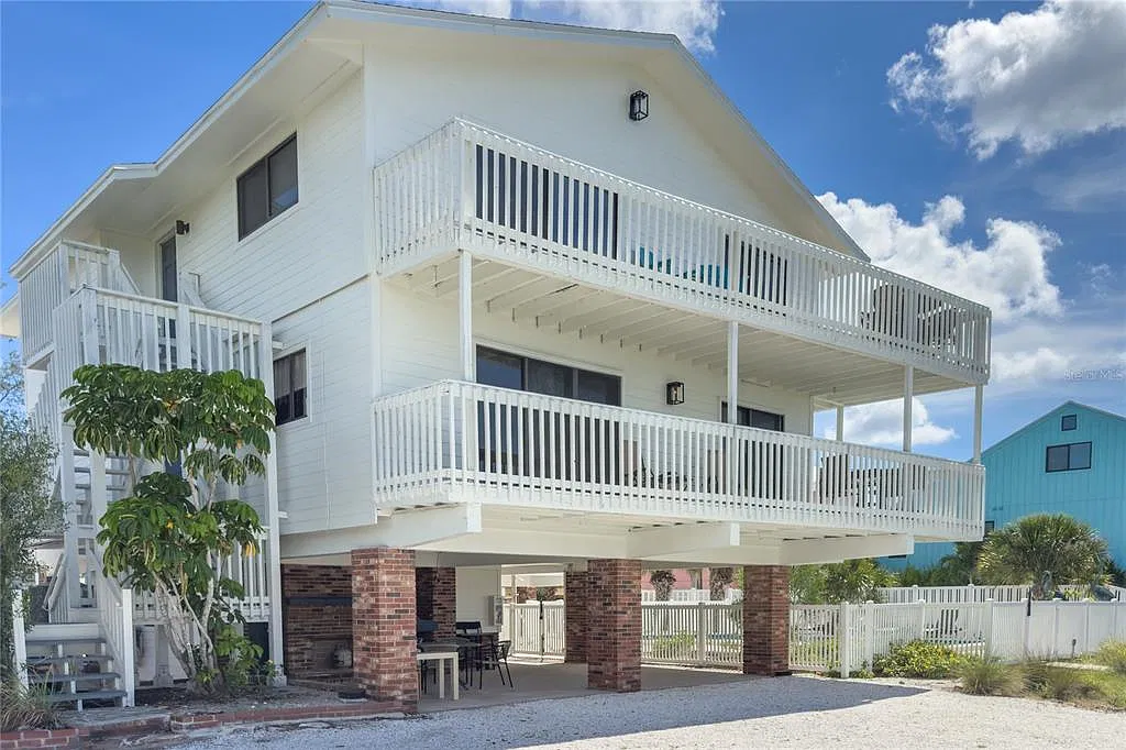 2 bed, 2.0 bath, 1363 sqft, $8,000 — Photo 2