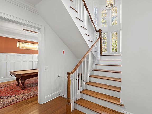 2nd image of 8 W Hills Ct