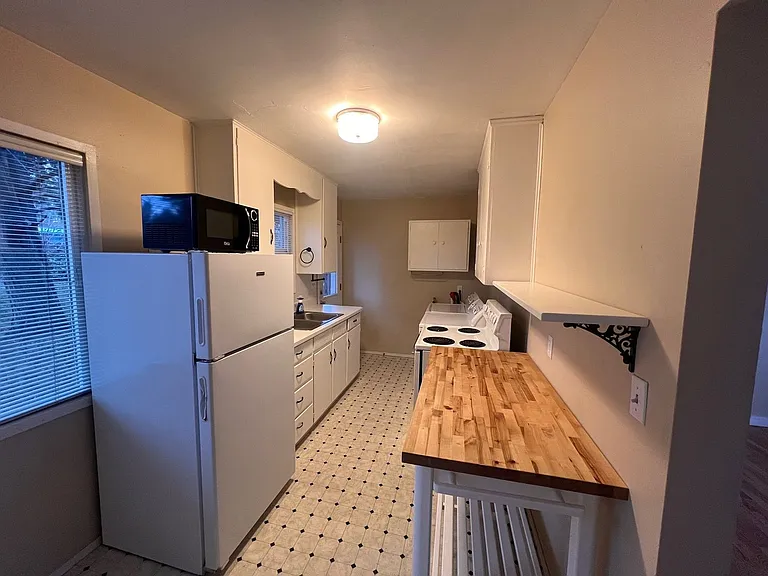913 NE Franklin Ave — Photo 3