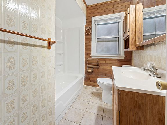 4th image of 1462 Stewart Ave