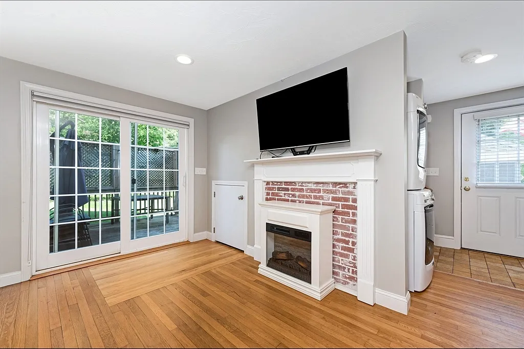 Building Photo - 98 Mill St #2