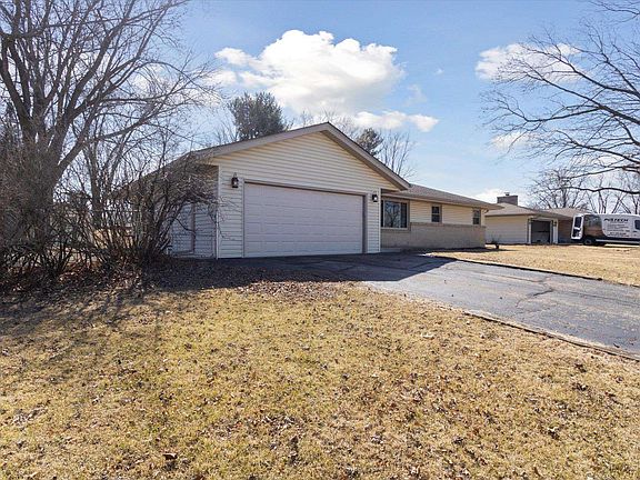 3rd image of 2833 Cascade Dr