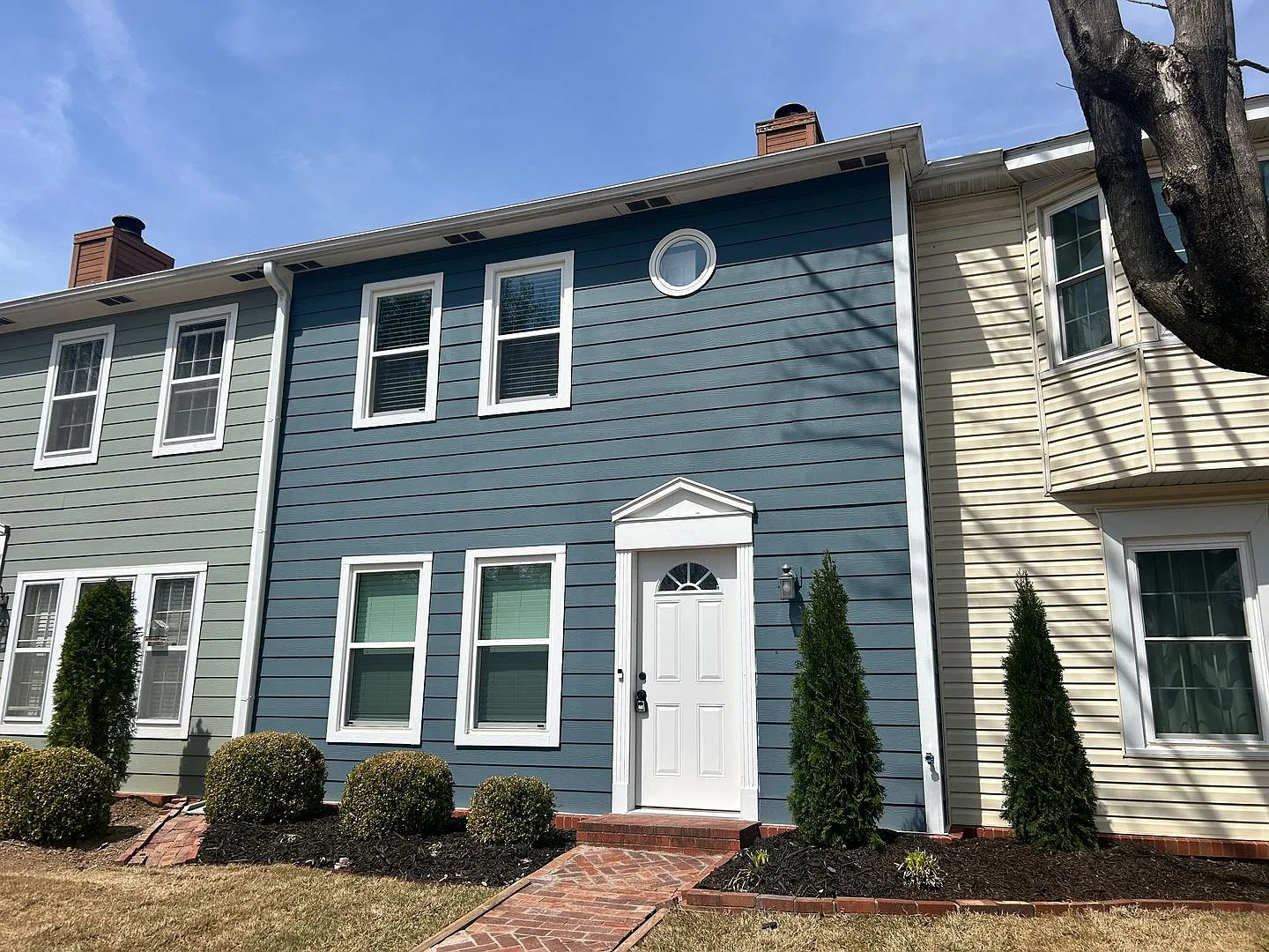Pre-Leasing - June 6,2027 - Well Appointed 2 Bed, 2.5 Bath Townhouse Partial Utilities Included! — Photo 1