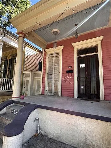 933L Louisa St