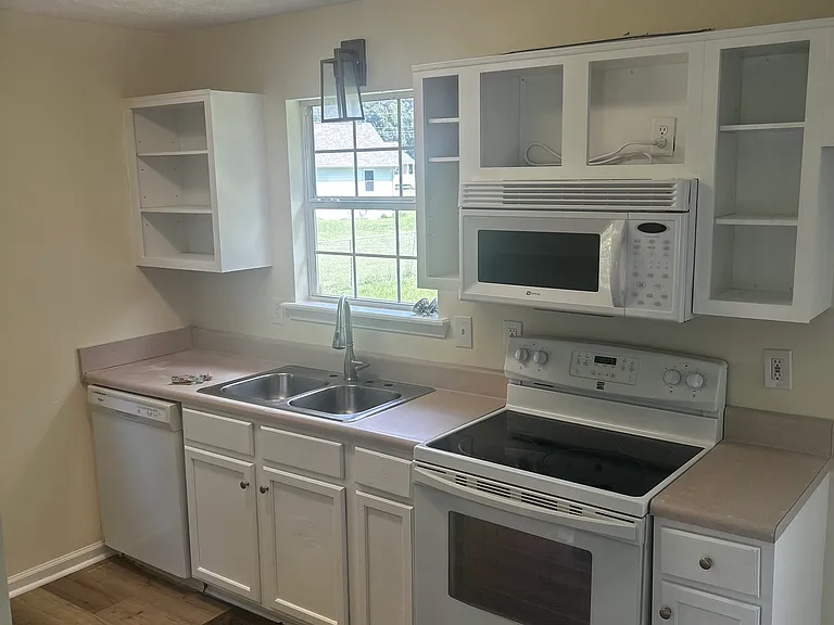 111 Ravenwood Ln — Photo 4