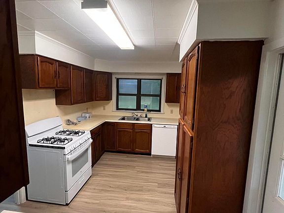 3rd image of 148 Oak Crest Dr