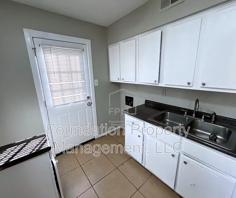 2 bed, 1.0 bath, 813 sqft, $915 — Photo 4