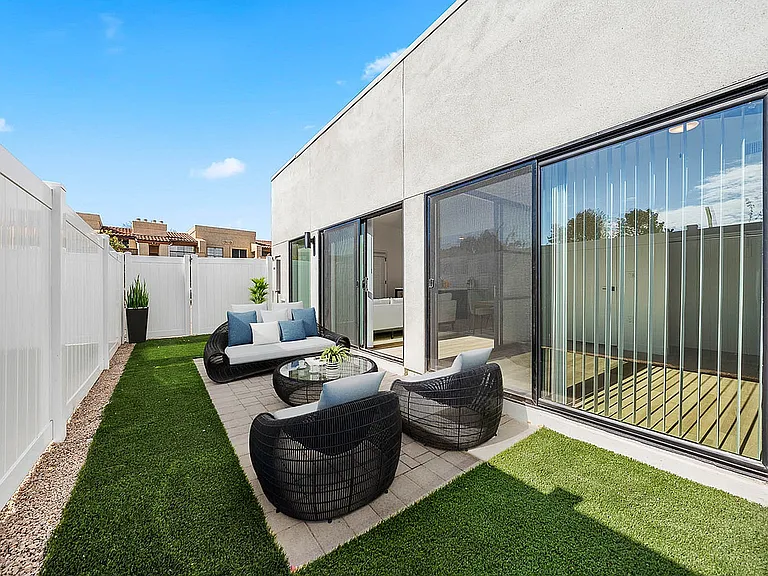2121 - Patio and Yard