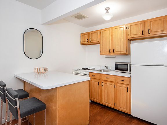 3rd image of 511 E 6th St APT 2F