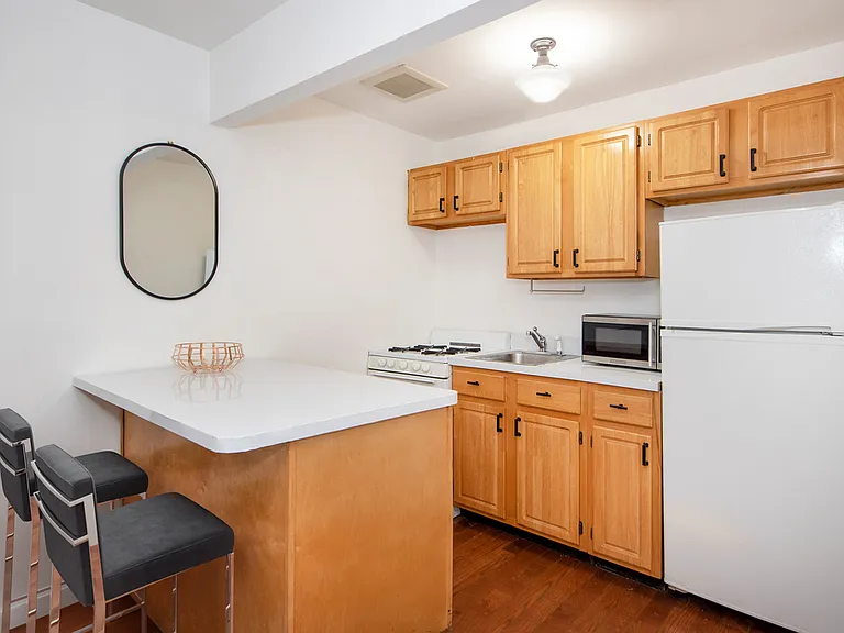 511 E 6th St #2F — Photo 3
