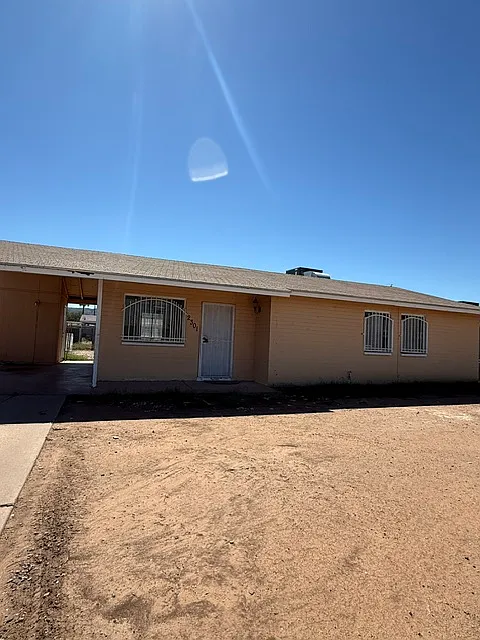 3 bed, 1.5 bath, 998 sqft, $1,995 — Photo 2