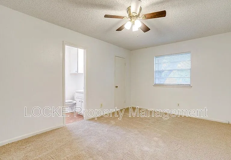 812 E Prairie View Rd — Photo 7