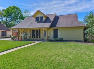 110 Raintree Ln, Lake Jackson, TX 77566